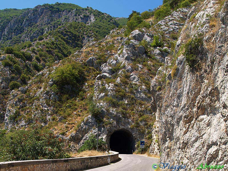 12-P7256785+.jpg - 12-P7256785+.jpg - La strada che attraversa le Gole del Sagittario e conduce al Parco  Nazionale d'Abruzzo, Lazio e Molise.